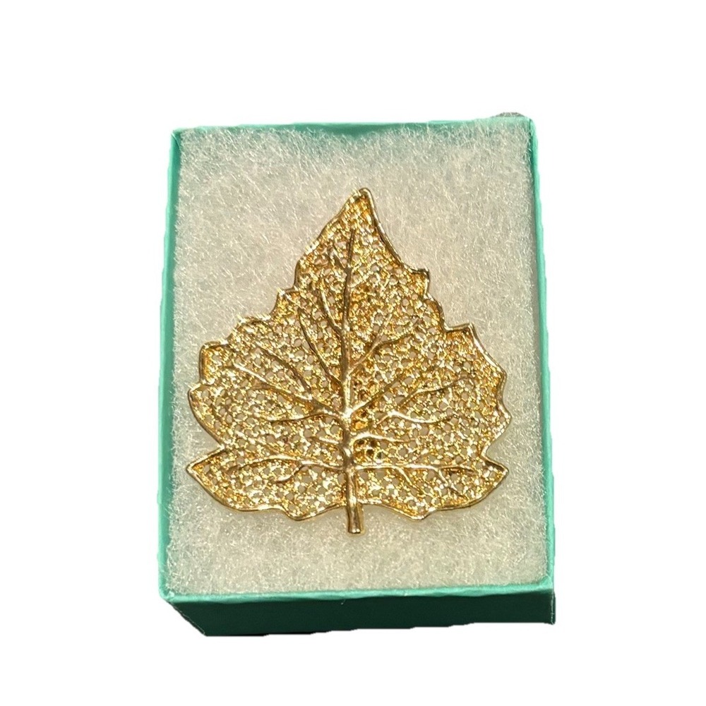 Vintage Gold Tone Maple Leaf Brooch Filigree Pin Jewelry Estate Gift Box - Picture 3 of 12